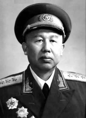 1940年，18岁姑娘假扮妻子救下开国少将，40年后少将亲自上门报恩