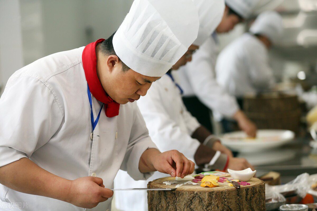 体制内吃饭几乎不花钱，菜品还挺多，有鸡鸭鱼、牛肉